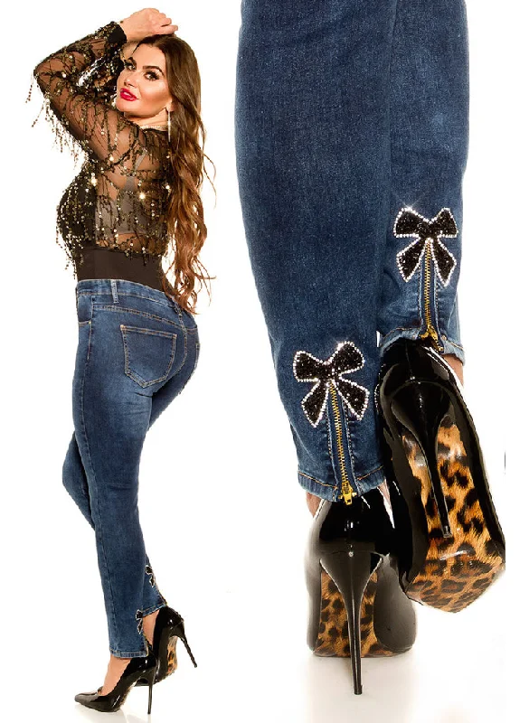 Sexy Curvy Girl Plus size jeans with black bows and zip decorations.